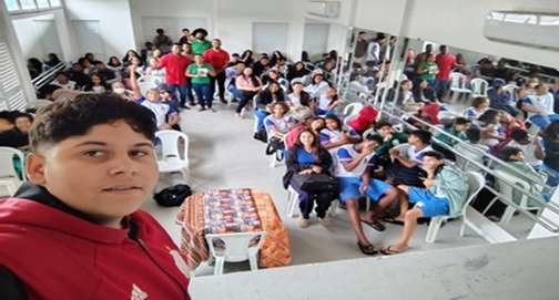 Auditório lotado de estudantes durante a difusão do acervo do Degredo em Linhares