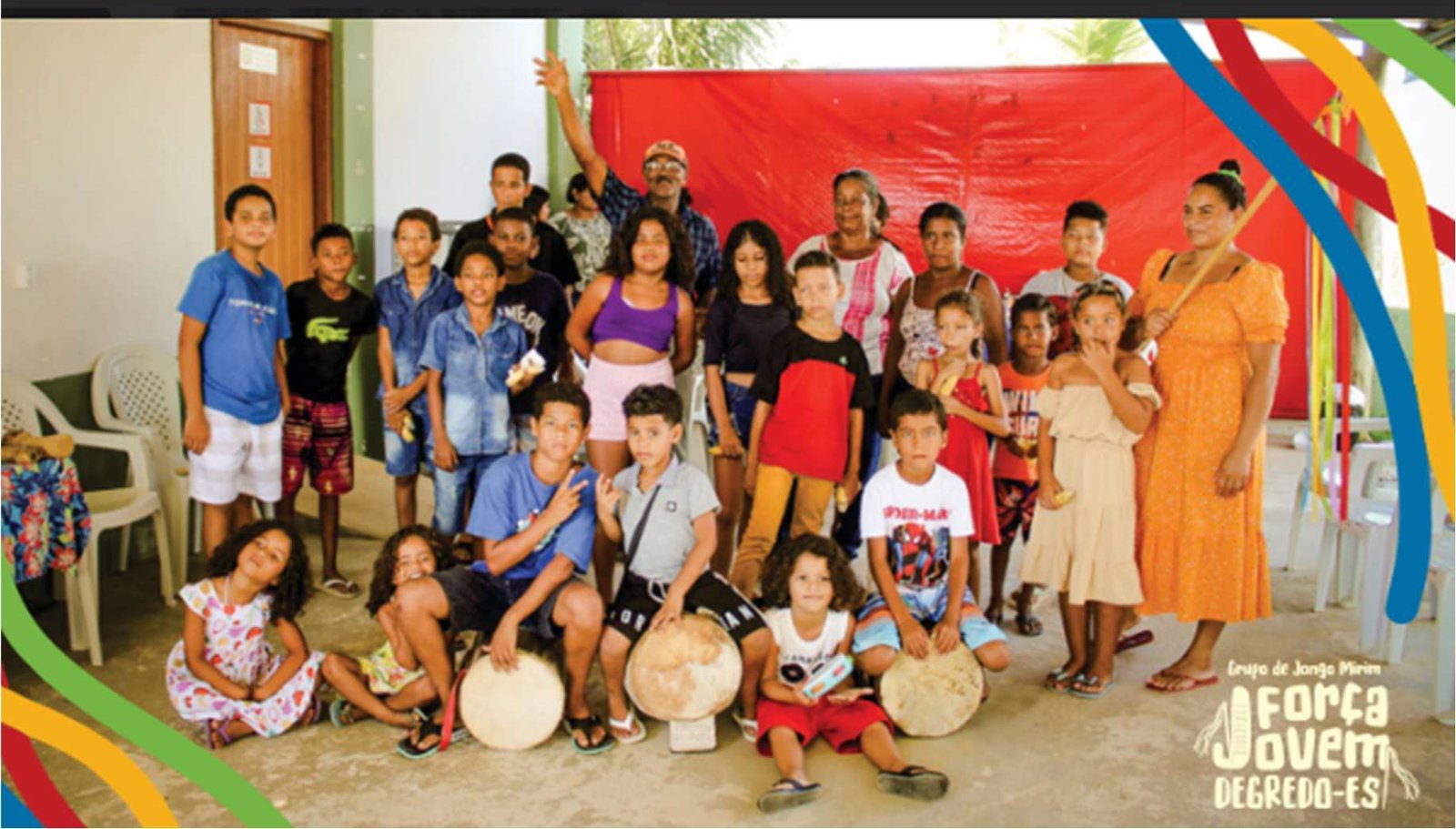 Crianças e adolescentes do Grupo de Jongo Mirim Força Jovem, do Quilombo do Degredo