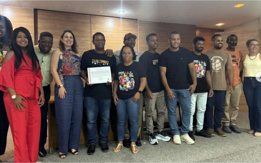 Delegação do Quilombo do Degredo recebendo o 1º Prêmio de Boas Práticas em Vitória/ES