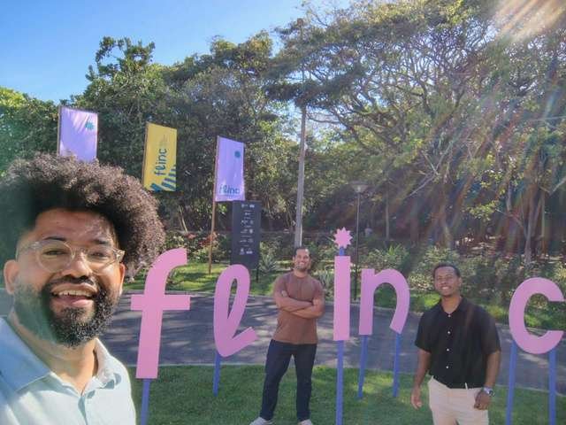 Equipe do Coletivo do Degredo no letreiro da FLINC