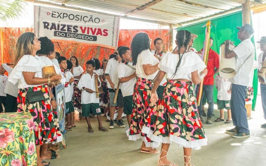 Comunidade reunida na exposição Raízes Vivas do Degredo, em 2024