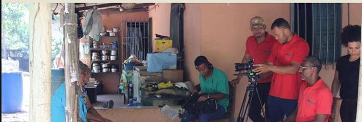 Turma da formação em audiovisual gravando no território