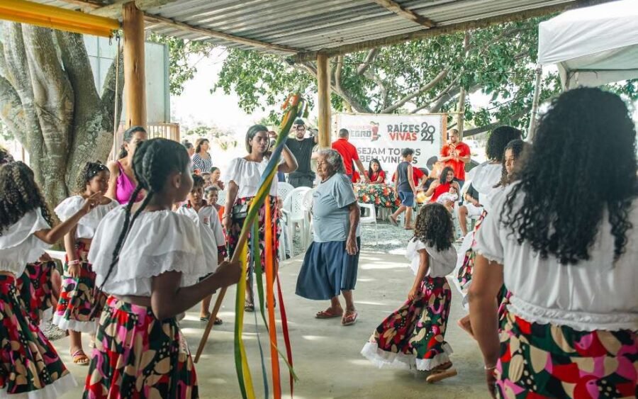 Roda de jongo com fitas coloridas durante a culminância do projeto Raízes Vivas, no Quilombo do Degredo