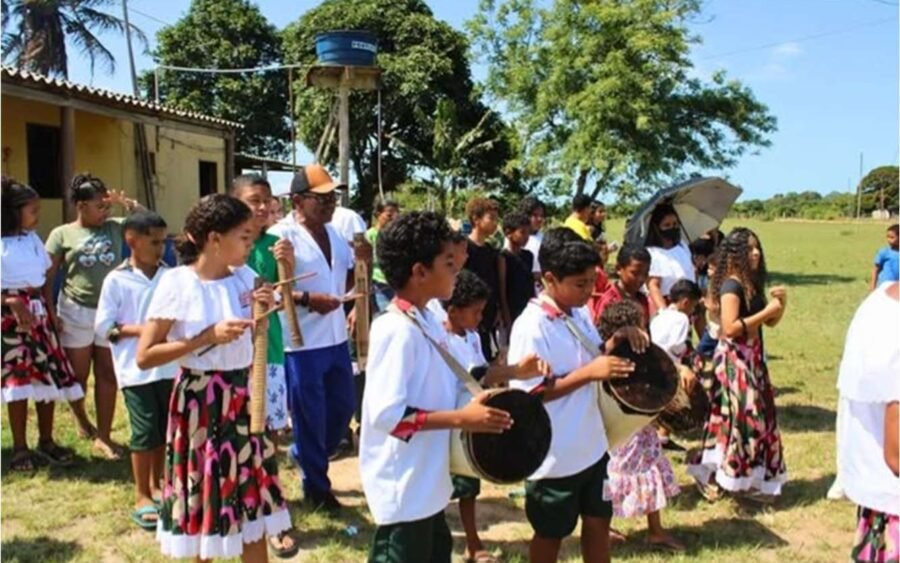 Crianças do Jongo Mirim tocando tambores durante a Esmolação do Jongo, 2025